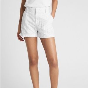 GAP 3” City Shorts in Eyelets White walking Shorts